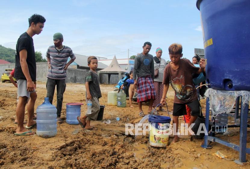 Sejumlah pengungsi antre mengambil air bersih di tempat pengungsian di Mamuju, Sulawesi Barat, Kamis (21/1/2021). 