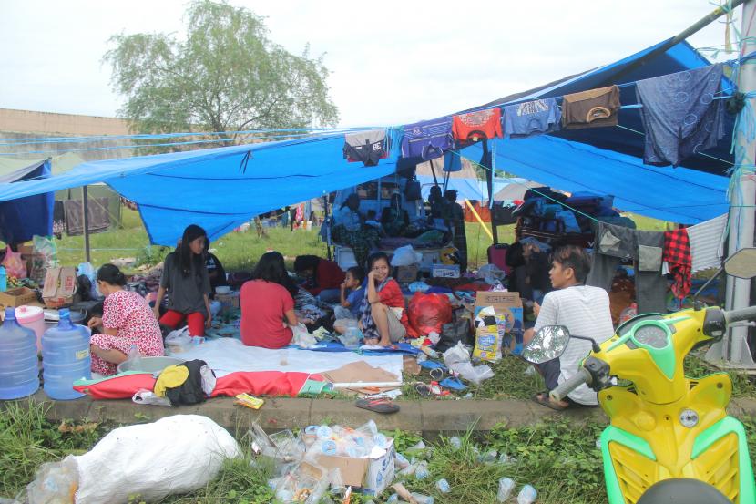 Sejumlah pengungsi beraktivitas di tempat pengungsian di Mamuju, Sulawesi Barat, Ahad (17/1/2021). Memasuki hari ke tiga pasca gempa bumi bantuan sudah mulai tersalurkan di lokasi posko pengungsian