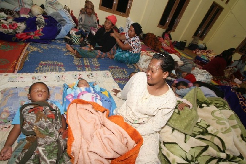 Sejumlah pengungsi erupsi Gunung Sinabung ketika berada di lokasi pengungsian, di Kabanjahe Kab Karo, Sumut, Senin (11/11) malam. 