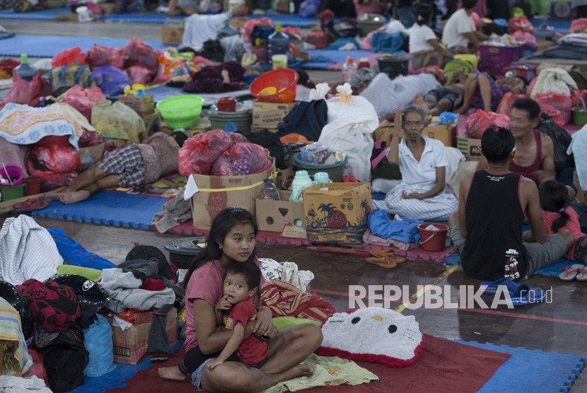 Sejumlah pengungsi Gunung Agung berada di tempat penampungan GOR Suwecapura, di Klungkung, Bali, Selasa (21/11).