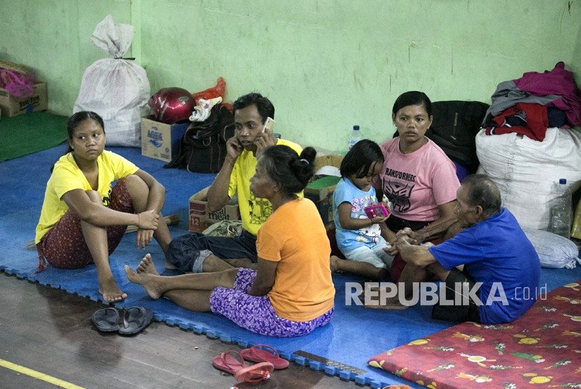 Sejumlah pengungsi Gunung Agung berada di tempat penampungan GOR Suwecapura, di Klungkung, Bali, Selasa (21/11).