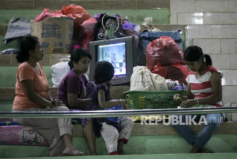 Evacuees in Suwecapura Sports Arena, Klungkung, Bali.