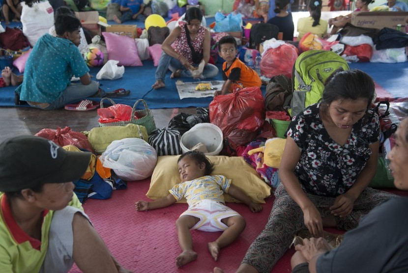 Sejumlah pengungsi Gunung Agung beraktivitas di tempat penampungan di GOR Suwecapura, Klungkung, Bali, Kamis (28/9).