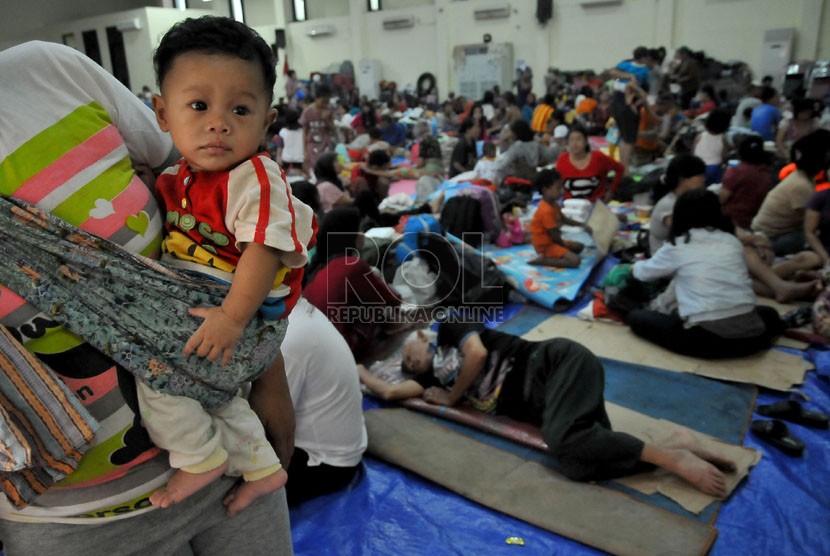  Sejumlah pengungsi korban banjir, masih bertahan di tempat pengungsian di Gedung Olahraga Jakarta Timur, Jalan Otista Raya, Jakarta, Sabtu (18/1). (Republika/Prayogi)