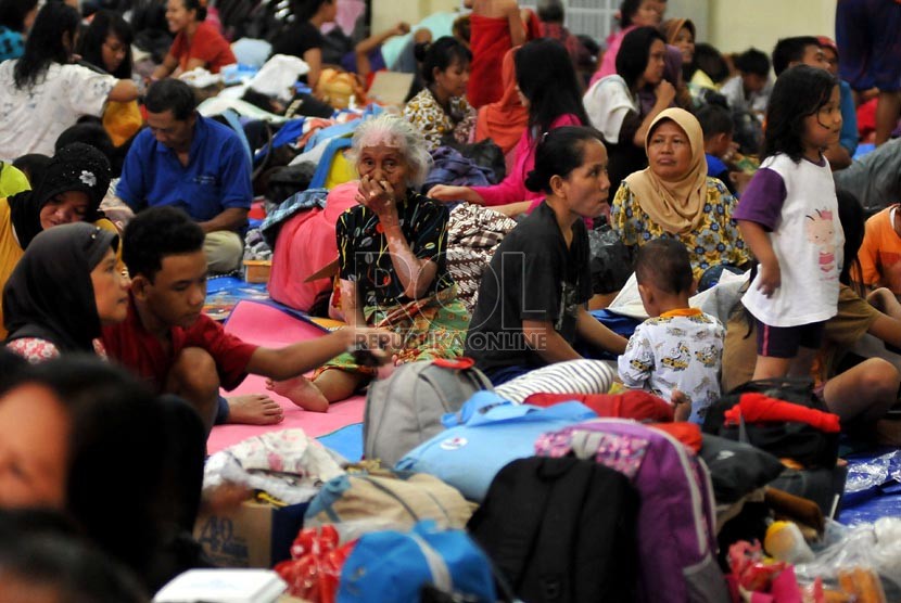  Sejumlah pengungsi korban banjir, masih bertahan di tempat pengungsian di Gedung Olahraga Jakarta Timur, Jalan Otista Raya, Jakarta, Sabtu (18/1). (Republika/Prayogi)