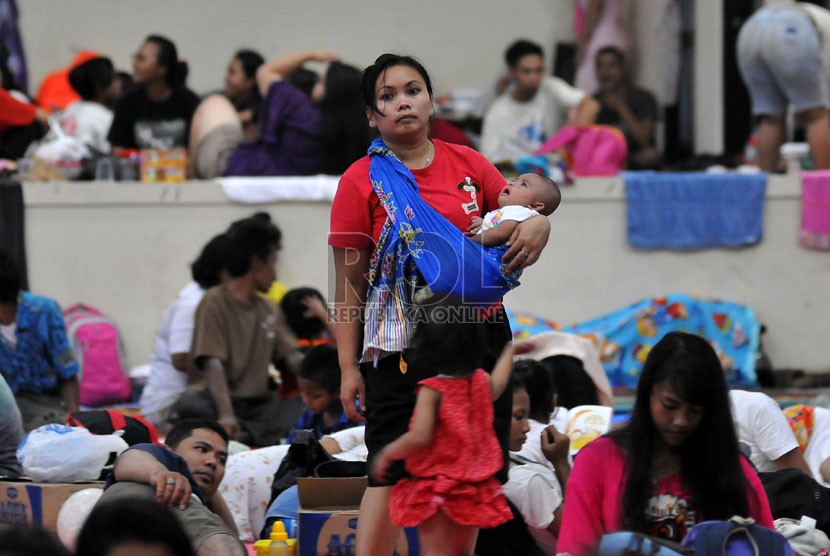  Sejumlah pengungsi korban banjir, masih bertahan di tempat pengungsian di Gedung Olahraga Jakarta Timur, Jalan Otista Raya, Jakarta, Sabtu (18/1). (Republika/Prayogi)