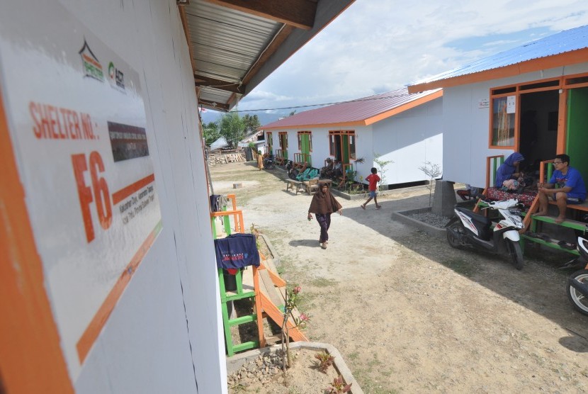 Sejumlah pengungsi korban bencana gempa, tsunami dan likuifaksi berada di sekitar hunian atau shelter sementara di Kawasan Integrated Community Shelter (ICS) bantuan Aksi Cepat Tanggap (ACT) di Kelurahan Duyu, Palu, Sulawesi Tengah, Sabtu (8/12/2018). 