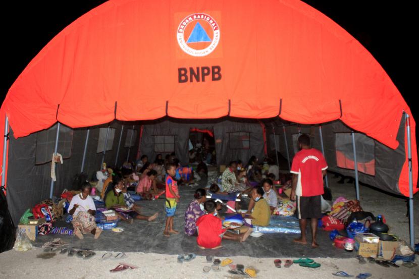 Sejumlah pengungsi korban erupsi gunung berapi Ili Lewotolok sedang beraktivitas salah satu tenda pengungsian (ilustrasi)