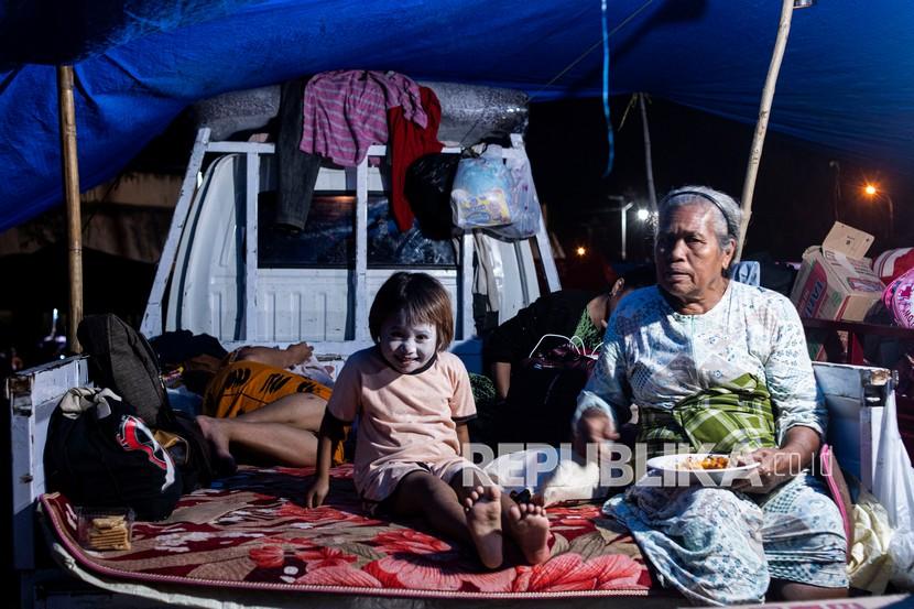 Sejumlah pengungsi korban gempa beristirahat di tenda darurat yang mereka buat di kompleks Stadion Manakarra, Mamuju, Sulawesi Barat, Ahad (17/1/2021). BNPB menyatakan berdasarkan data per 17 Januari pukul 14.00 WIB jumlah korban gempa bumi Sulawesi Barat yang meninggal berjumlah 73 orang dan sebanyak 27.850 orang mengungsi di 25 titik pengungsian.