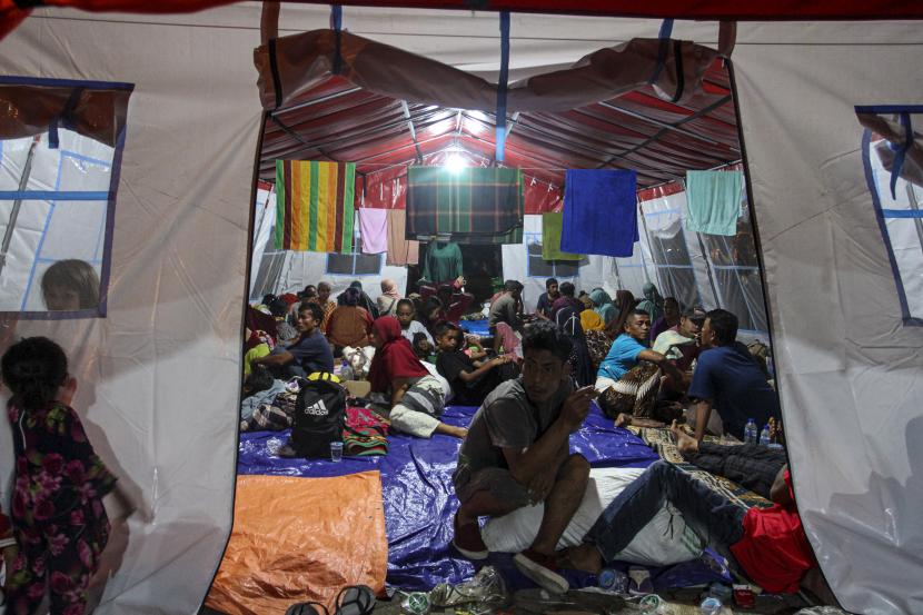 Sejumlah pengungsi korban gempa bumi berada di dalam tenda pengungsian di halaman Kantor Bupati Pasaman Barat, Sumatera Barat, Sabtu (26/2/2022). Berdasarkan data dari Badan Nasional Penanggulangan Bencana (BNPB) sebanyak 6.002 oang warga Sumatera Barat mengungsi akibat gempa magnitudo 6,1 yang terjadi Jumat (25/2).