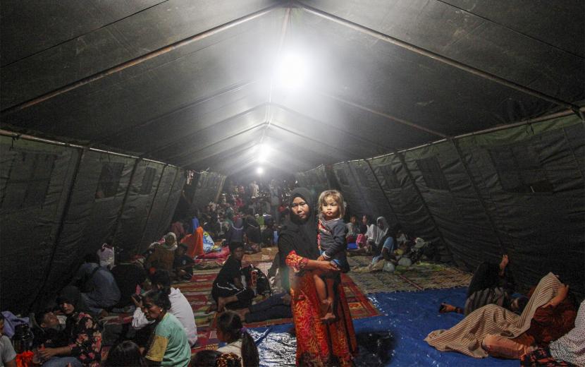 Sejumlah pengungsi korban gempa bumi berada di dalam tenda pengungsian di halaman Kantor Bupati Pasaman Barat, Sumatera Barat, Sabtu (26/2/2022). 