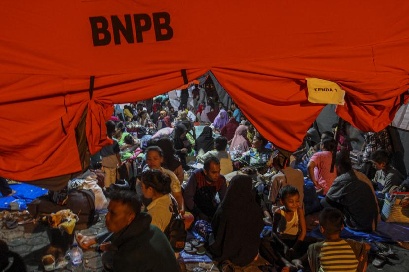 Sejumlah pengungsi korban gempa bumi berada di dalam tenda pengungsian di halaman Kantor Bupati Pasaman Barat, Sumatera Barat, Sabtu (26/2/2022). Berdasarkan data dari Badan Nasional Penanggulangan Bencana (BNPB) sebanyak 6.002 oang warga Sumatera Barat mengungsi akibat gempa magnitudo 6,1 yang terjadi Jumat (25/2). 