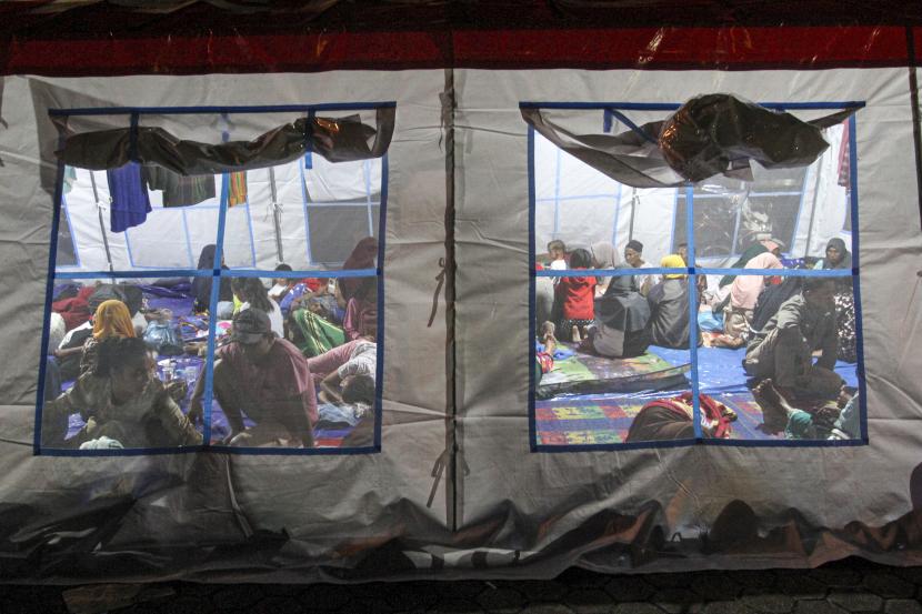 Sejumlah pengungsi korban gempa bumi berada di dalam tenda pengungsian di halaman Kantor Bupati Pasaman Barat, Sumatera Barat, Sabtu (26/2/2022). Sebanyak 23 ibu hamil menjadi pengungsi bersama ribuan pengungsi yang ada di halaman Kantor Bupati Pasaman Barat.