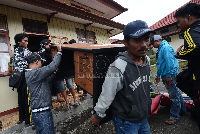 Sejumlah pengungsi korban kebakaran kios memindahkan barang di dalam Kantor Bupati untuk kemudian ditempati di Tolikara, Papua, Jumat (24/7).