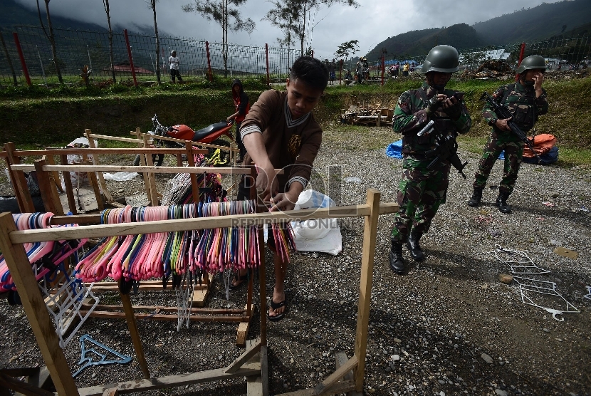 Sejumlah pengungsi korban kebakaran kios menyiapkan barangnya untuk kemudian dipindahkan ke Kantor Bupati Tolikara, Papua, Jumat (24/7). (Republika/Raisan Al Farisi)