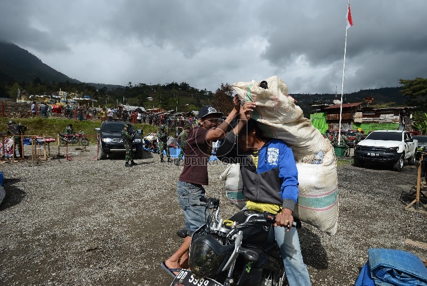 Sejumlah pengungsi korban kebakaran kios menyiapkan barangnya untuk kemudian dipindahkan ke Kantor Bupati Tolikara, Papua, Jumat (24/7).   (Republika/Raisan Al Farisi)