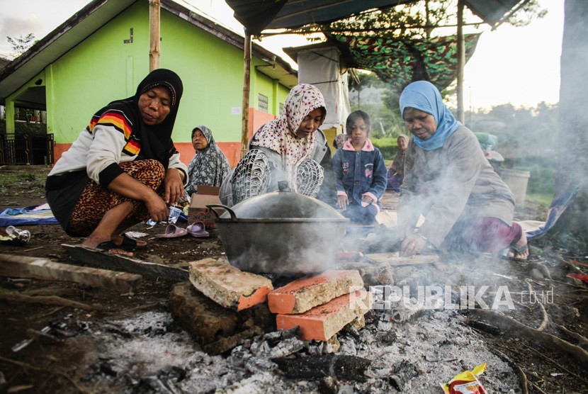 Sejumlah pengungsi memasak di tenda darurat di kecamatan Kabandungan, Sukabumi, Jawa Barat, Rabu (11/3/2020). 