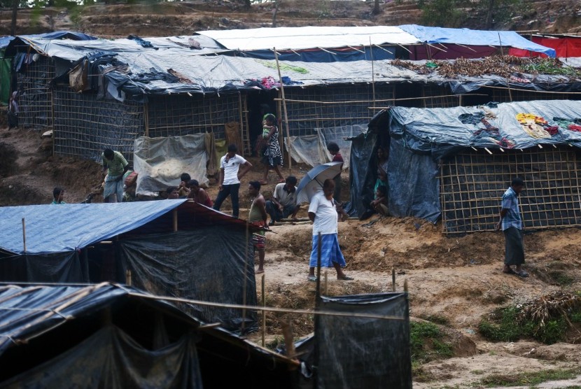 Sejumlah pengungsi Rohingya beraktifitas di Kamp Pengungsian Ukhia, Cox Bazar, Bangladesh, Kamis (28/9). 