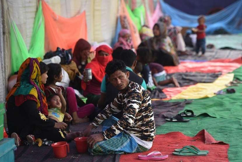 Sejumlah pengungsi Rohingya beristirahat di tempat penampungan sementara. 202 warga Rohingya yang tiba secara ilegal di Langkawi tak tunjukkan gejala Covid-19. Ilustrasi.