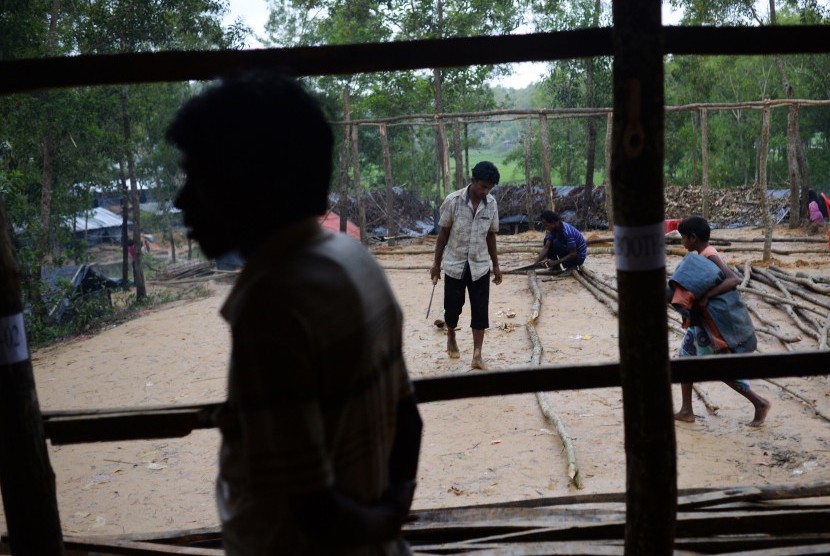 Sejumlah pengungsi Rohingya membangun tenda darurat di Kamp Pengungsian Ukhia, Cox Bazar, Bangladesh, Kamis (28/9).