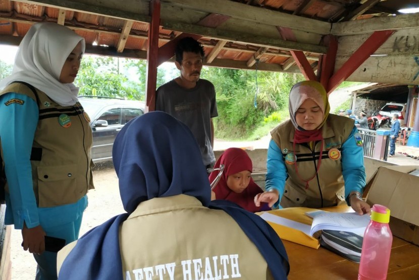 Sejumlah pengungsi terdampak longsor di Kampung Legok Bintinu, Desa Sukamaju, Kecamatan Talegong, Kabupaten Garut, memeriksakan kondisi mereka di pos kesehatan, Kamis (20/2).