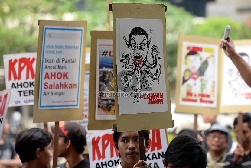  Sejumlah pengunjuk rasa dari Gerakan Lawan Ahok melakukan aksi unjuk rasa di depan Gedung Komisi Pemberantasan Korupsi (KPK), Jakarta, Senin (7/12).  (Republika Wihdan)