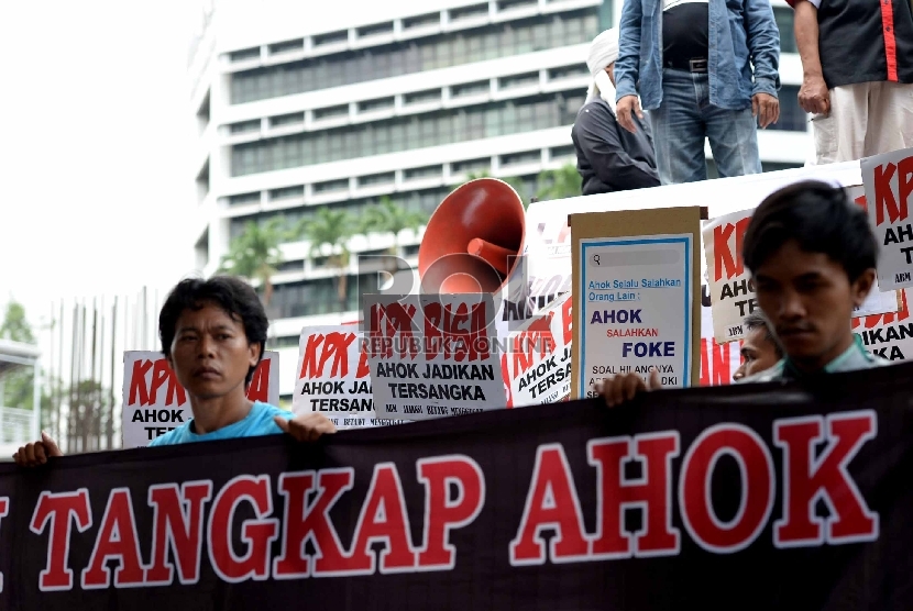  Sejumlah pengunjuk rasa dari Gerakan Lawan Ahok melakukan aksi unjuk rasa di depan Gedung Komisi Pemberantasan Korupsi (KPK), Jakarta, Senin (7/12).  (Republika/WIhdan)