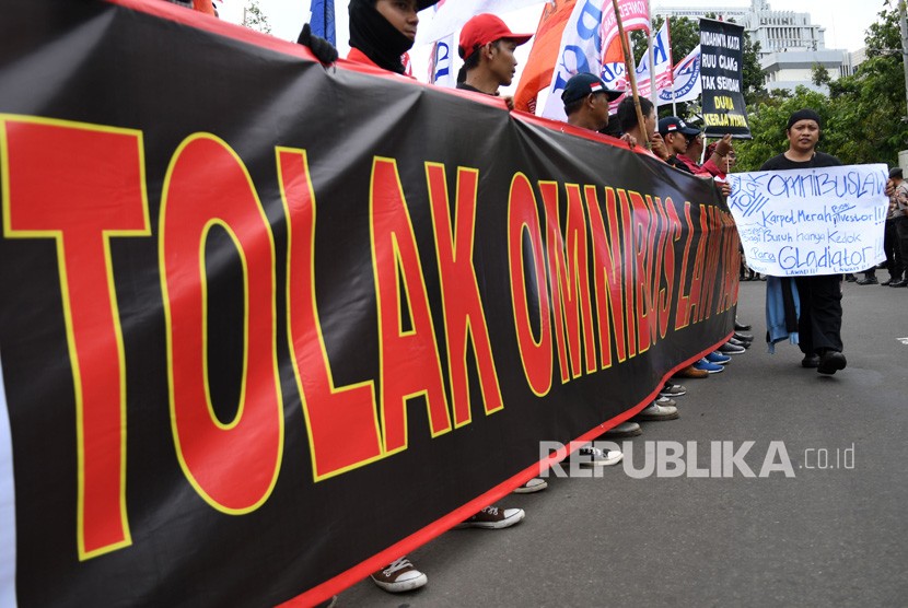 Sejumlah pengunjuk rasa dari sejumlah organisasi buruh melakukan aksi damai menolak Omnibus Law
