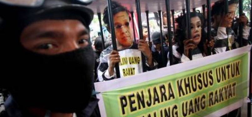 Sejumlah pengunjuk rasa melakukan aksi teaterikal memenjarakan para mafia pajak saat Peringatan Hari Anti Korupsi. (ilustrasi) 