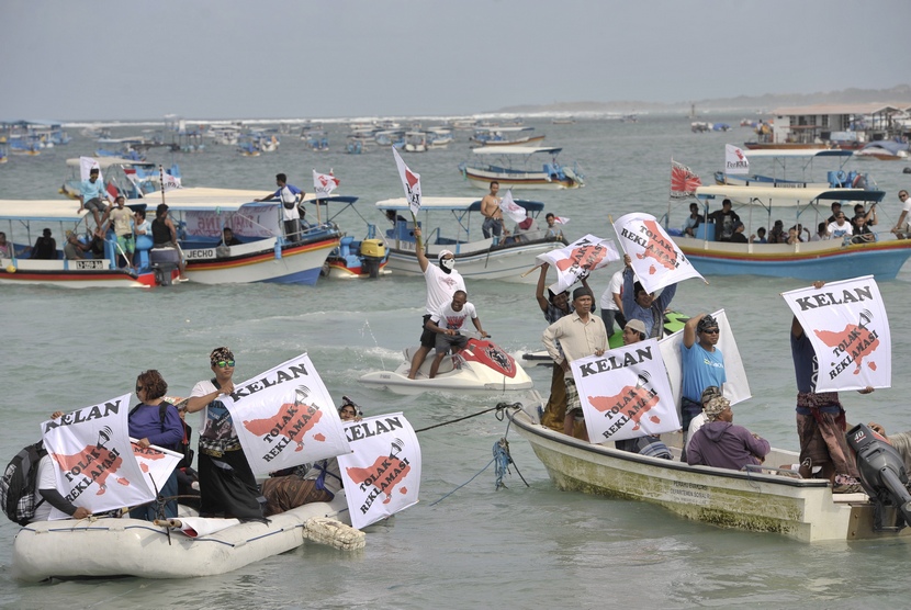Sejumlah pengunjuk rasa membawa bendera dan berbagai atribut anti reklamasi saat berunjuk rasa di Teluk Benoa, Badung, Bali, Jumat (15/8).