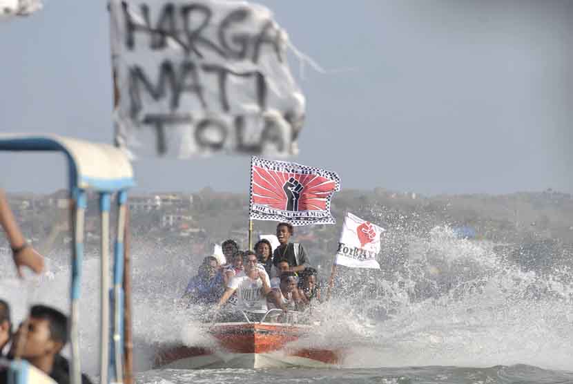 Sejumlah pengunjuk rasa membawa bendera dan berbagai atribut anti reklamasi saat berunjuk rasa di Teluk Benoa, Badung, Bali, Jumat (15/8). (Antara/Nyoman Budhiana).