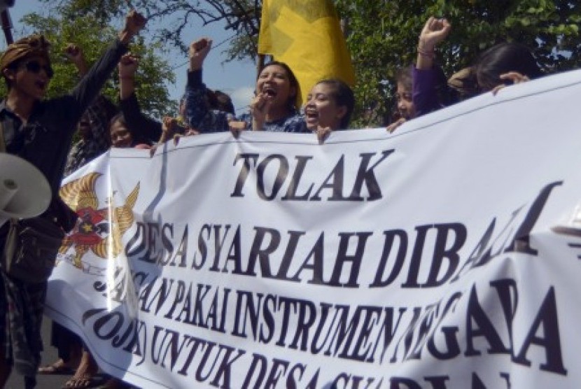Sejumlah pengunjuk rasa meneriakkan yel-yel saat berlangsungnya diskusi tentang desa syariah di Kantor Bank Indonesia Wilayah III Bali-Nusra di Denpasar, Kamis (26/11). 