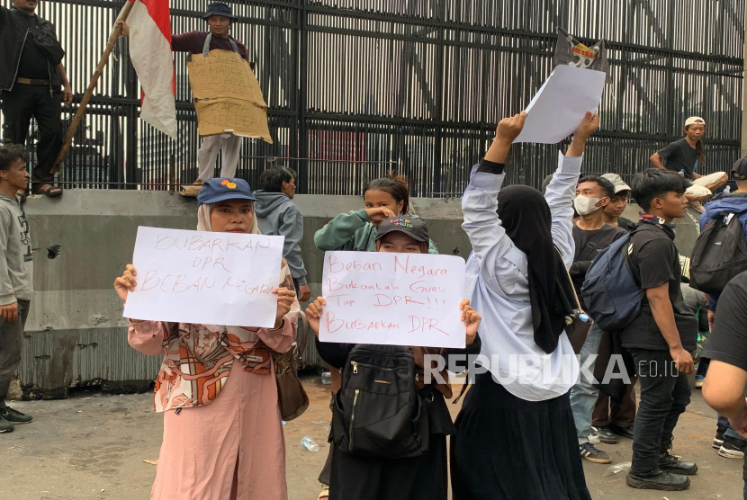 Sejumlah pengunjuk rasa menggelarr demonstrasi di depan gedung DPR RI Jakarta, Senin (25/8/2025). Mereka menyuarakan kecewan terhadap anggota DPRR yang dinilai kurang empati, termasuk soal kenaikan gaji. 
