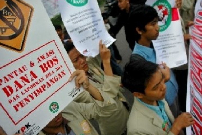 Sejumlah pengunjuk rasa menuntut pemantauan dan pengawasan dana Bantuan Operasional Sekolah (BOS).