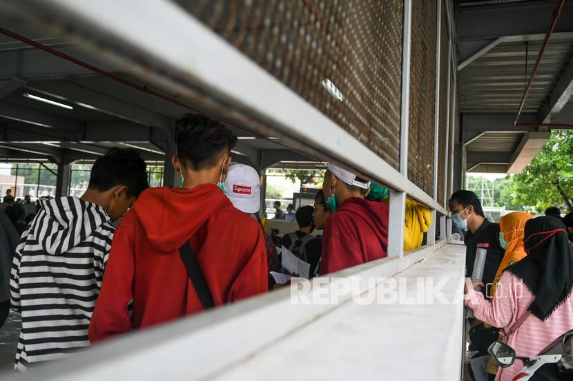 Sejumlah pengunjuk rasa yang menolak UU Cipta Kerja berada di Gedung Parkir Barang Bukti Ranmor di Polda Metro Jaya, Jakarta, Jumat (9/10/2020). Mereka diamankan petugas Kepolisian karena diduga terlibat kericuhan saat unjuk rasa menolak UU Cipta Kerja pada Kamis (8/10). 