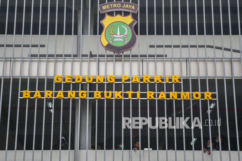 Sejumlah pengunjuk rasa yang menolak UU Cipta Kerja berada di Gedung Parkir Barang Bukti Ranmor di Polda Metro Jaya, Jakarta, Jumat (9/10/2020). Mereka diamankan petugas Kepolisian karena diduga terlibat kericuhan saat unjuk rasa menolak UU Cipta Kerja pada Kamis (8/10). 