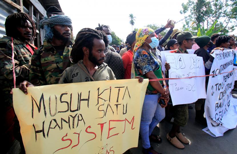 Sejumlah pengunjukrasa dari berbagai elemen mahasiwa berunjukrtasa di Jalan Buper, Waena, Kota Jayapura, Papua, Selasa (10/5/2022). Aksi tersebut sebagai bentuk penolakan atas pemekaran Daerah Otonomi Baru (DOB) di Papua.
