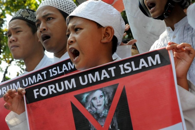  Sejumlah pengunjukrasa dari Forum Umat Islam (FUI) dan Front Pembela Islam (FPI) melakukan aksi menolak konser Lady Gaga di depan kantor MenkoPolhukam, Jakarta, Jumat (25/5). (Prayogi/Republika)