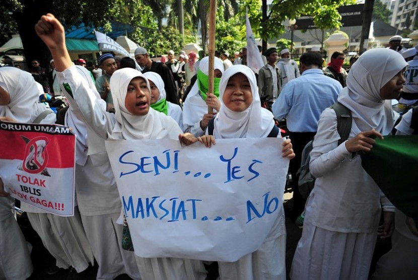  Sejumlah pengunjukrasa dari Forum Umat Islam (FUI) dan Front Pembela Islam (FPI) melakukan aksi menolak konser Lady Gaga di depan Kedubes AS, Jakarta, Jumat (25/5). (Edwin Dwi Putranto/Republika)