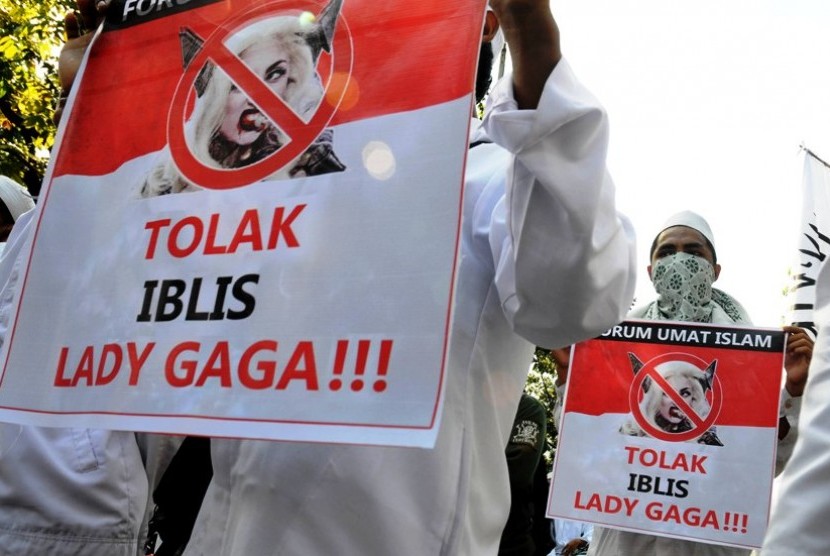 Sejumlah pengunjukrasa dari Forum Umat Islam (FUI) dan Front Pembela Islam (FPI) melakukan aksi menolak konser Lady Gaga di depan kantor MenkoPolhukam, Jakarta, Jumat (25/5). (Prayogi/Republika)