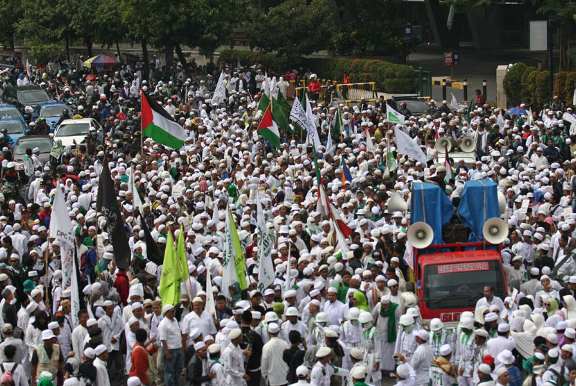  Sejumlah pengunjukrasa dari Front Pembela Islam (FPI), Laskar Pembela Islam (LPI) dan Forum Umat Islam (FUI) menggelar aksi unjuk rasa di Bunderan Hotel Indonesia, sebelum bertolak ke DPRD DKI, Jakarta, Senin (10/11). (Antara/Reno Esnir)