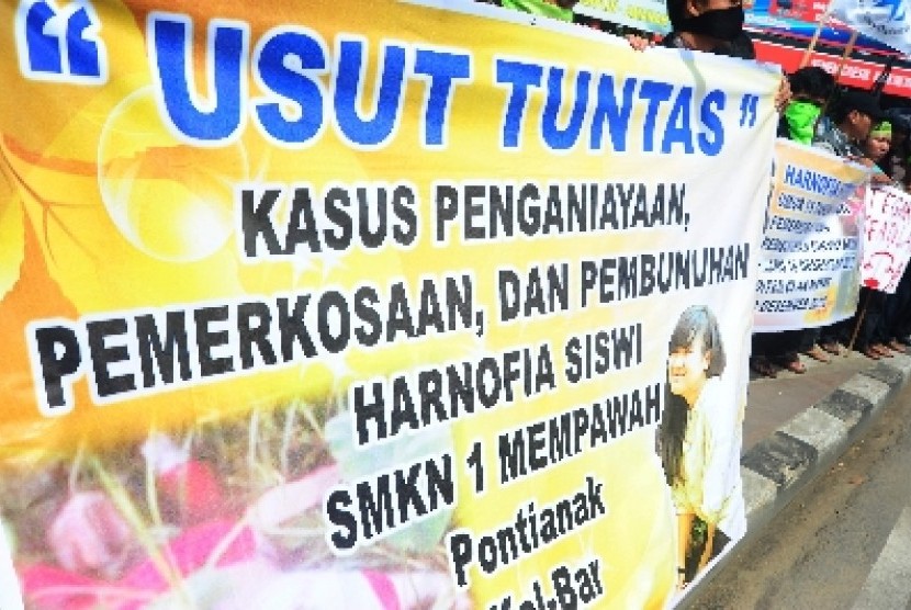   Sejumlah pengunjukrasa dari Kesatuan Aksi Mahasiswa Muslim Indonesia (KAMMI) Kalbar melakukan aksi solidaritas menuntut Polda Kalbar mengusut tuntas kasus pembunuhan Harnoviah Fitriani, di Bundaran Digulis, Pontianak