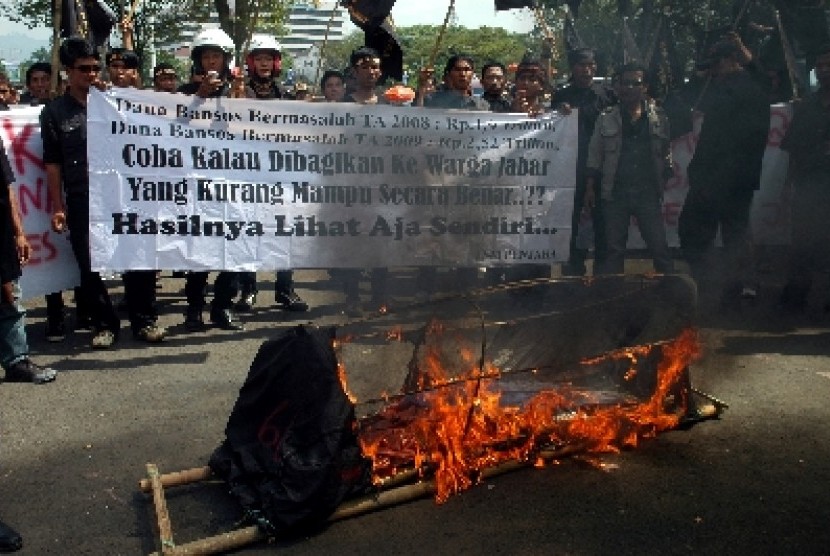 Sejumlah pengunjukrasa yang tergabung dalam LSM Pemantau Kinerja Aparatur Negara (LSM-PENJARA) berunjuk rasa di depan Gedung Sate Bandung, Jawa Barat. Mereka menuntut dibukanya dugaan penyelewengan dana Bansos tahun 2009. 