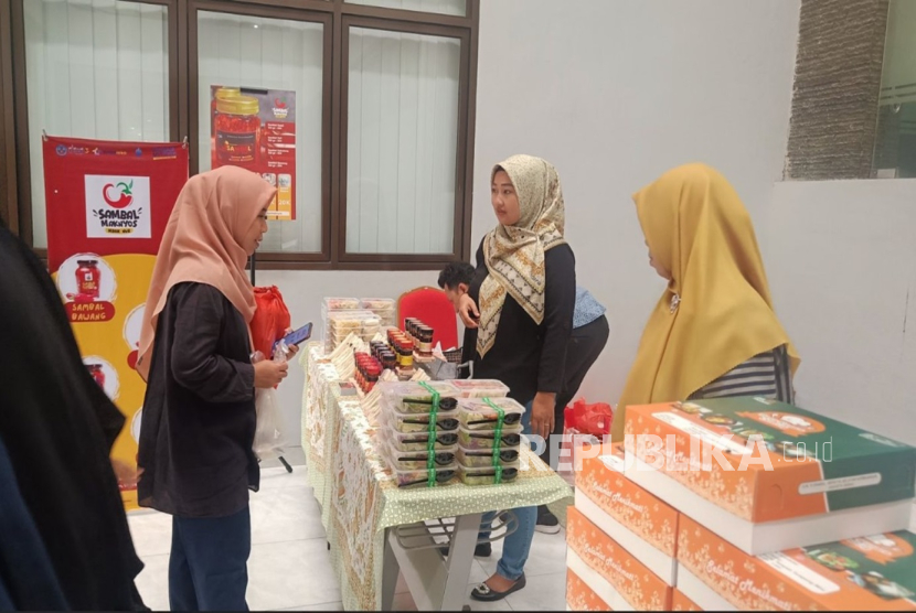 Sejumlah pengunjung antusias memperhatikan produk yang dihadirkan dalam Bazar Industri Rumah Tangga dan Usaha Mikro (IRT-UM) 2024 yang digelar Universitas Mercu Buana (UMB) Jakarta, 2-4 Desember 2024, di Atrium Kampus UMB, Meruya, Jakarta.