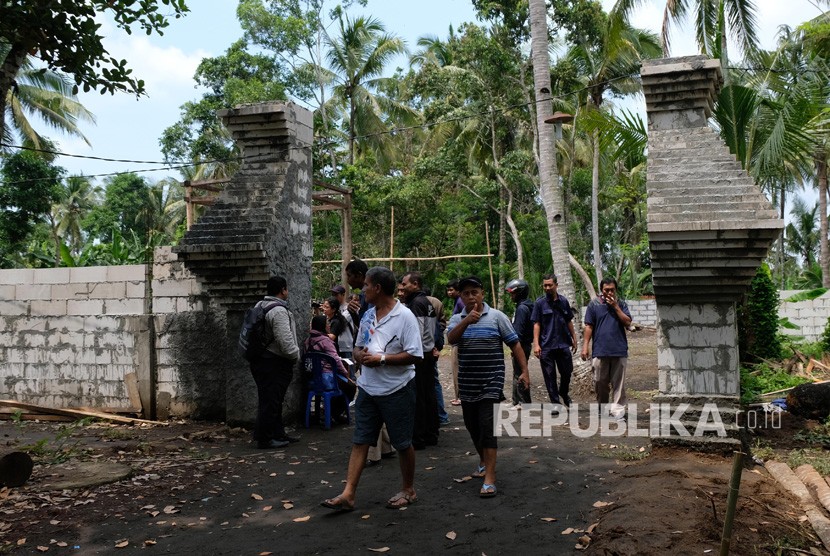 Sejumlah pengunjung berada di gapura pintu masuk komplek Keraton Agung Sejagad Desa Pogung Jurutengah, Bayan, Purworejo, Jawa Tengah, Selasa (14/1/2020).