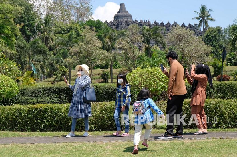 Sejumlah pengunjung berada di halaman Manohara Resto di kompleks Taman Wisata Candi (TWC) Borobudur, Magelang, Jateng, Jumat (17/9/2021). TWC akan mengembangkan wisata baru di sekitar gerbang Borobudur.