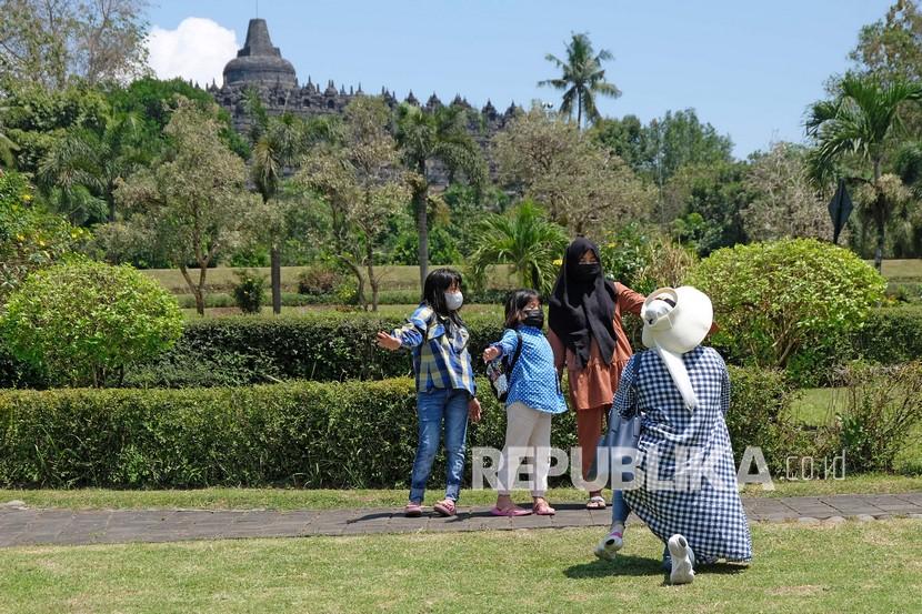 Sejumlah pengunjung berada di halaman Manohara Resto di kompleks Taman Wisata Candi (TWC) Borobudur, Magelang, Jateng, Jumat (17/9). Pemerintah Provinsi (Pemprov) Jawa Tengah genjot vaksinasi Covid-19 bagi para pelaku pariwisata dan masyarakat, di kawasan Borobudur.