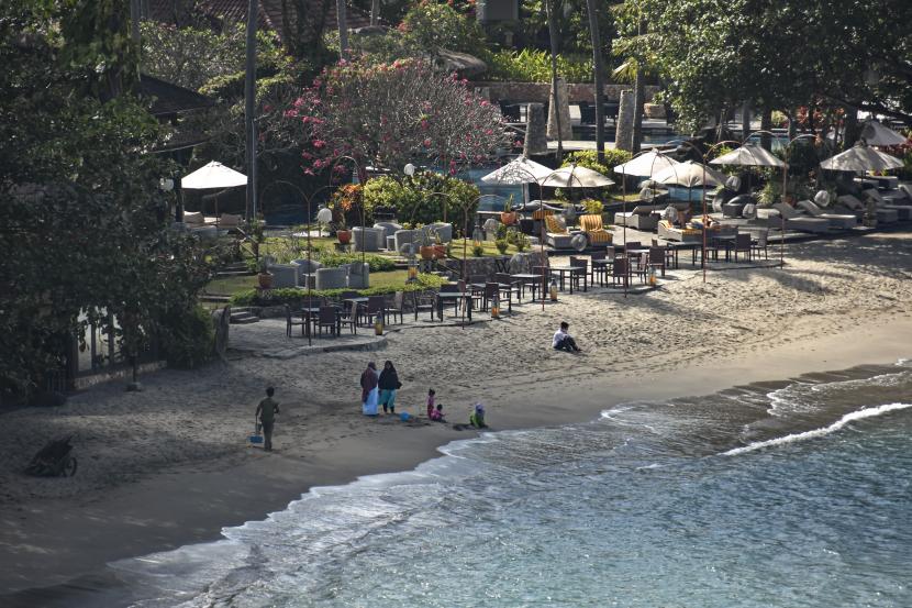Sejumlah pengunjung berada di pinggiran pantai kawasan wisata Senggigi, Kecamatan Batulayar, Lombok Barat, NTB, Selasa (9/8/2022). Menteri Pariwisata dan Ekonomi Kreatif Sandiaga Uno menyampaikan, tingkat okupansi hotel di berbagai daerah meningkat tajam menjelang libur Natal dan tahun baru.