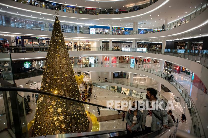 Sejumlah pengunjung berada di salah satu mal di Jakarta, Selasa (14/12/2021). Mengingat Kembali Fatwa Tarjih Muhammadiyah tentang Hari Natal 