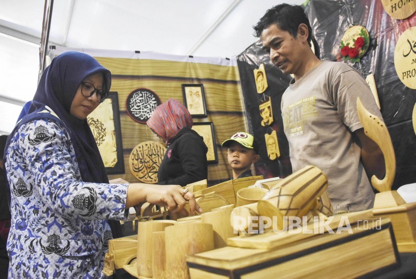 Sejumlah pengunjung berada di stand Bamboo Art Indonesia pada Pameran UMKM di area Komplek Perkantoran Pemda Kabupaten Bandung Barat, Rabu (19/6). 
